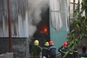 Cháy lớn cạnh một cây xăng