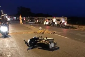 Đang chạy xe, 1 phụ nữ ngã ra đường tử vong