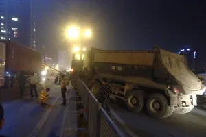 Xe tải mất lái đâm thẳng vào dải phân cách