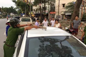 Hú hồn vì thanh sắt rơi trúng nóc ô tô khi đang chạy 