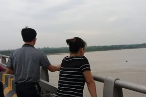 Người phụ nữ bất ngờ rơi xuống sông trong đêm