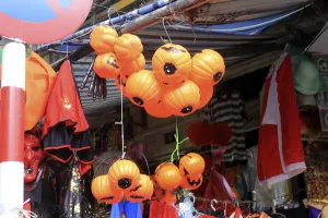 Tràn ngập trang phục Halloween trên đường phố