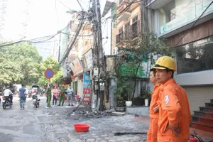 Một cột điện bốc cháy dữ dội giữa trưa nắng