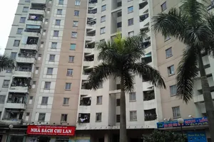 Cháu bé 7 tuổi rơi từ tầng 11 xuống tầng 2 tử vong