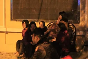 Vụ cháy quán karaoke: Người thân túc trực trắng đêm