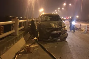 Va chạm xe, nam sinh viên bị hất văng khỏi cầu tử vong