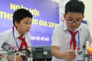 65 đội tuyển đua tài trong ngày hội Robothon miền Bắc