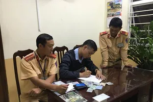 CSGT trao trả ví tiền 15 triệu đồng cho khổ chủ 