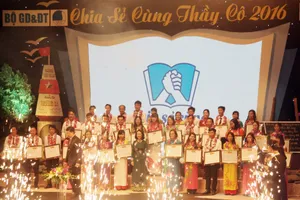 Tuyên dương 42 thầy cô nơi “đầu sóng, ngọn gió”