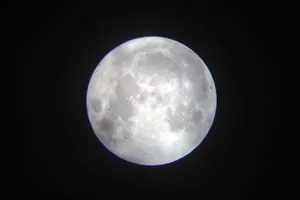 Hà Nội hứng thú ngắm siêu trăng