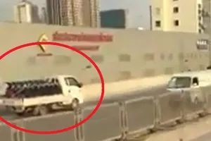 Clip: Xe tải “liều mình” chạy ngược chiều trên cao tốc
