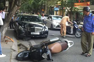 Xế hộp va chạm 2 xe máy, 4 người nhập viện