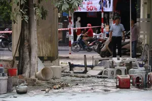 Bốt điện phát nổ, 5 người bị thương nặng