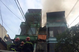 Hà Nội: 1 căn nhà 4 tầng bốc cháy giữa trưa nắng