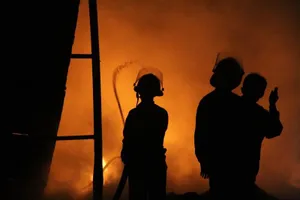 Một xưởng nhựa bị thiêu rụi hoàn toàn trong đêm