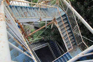 Cận cảnh bên trong công viên nước bị bỏ hoang