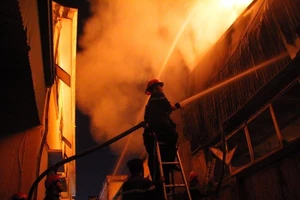 Hà Nội: Hơn 1.000 m2 nhà xưởng bị thiêu rụi trong đêm