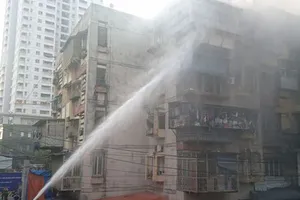 Hà Nội: Cháy 'chuồng cọp' ở tầng 5 khu tập thể dược