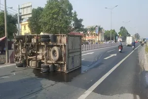 Lao vào dải phân cách, xe tải nằm chắn ngang quốc lộ