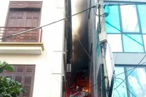 Hà Nội: Khói cuồn cuộn bốc lên từ ngôi nhà 2 tầng