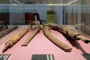 Trưng bày 200 tài liệu, hiện vật 'Sống mãi với Thủ đô'