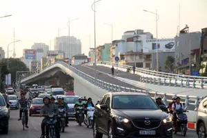 Cận cảnh cầu vượt 'khủng' trước ngày thông xe