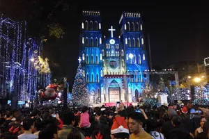 Người dân nô nức xuống phố mừng đón giáng sinh