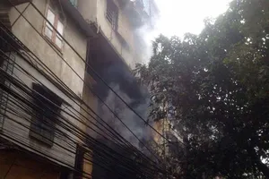 Cứu thoát thành công cụ già bị kẹt trong đám cháy