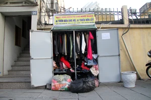 Hà Nội: Xuất hiện tủ quần áo miễn phí cho người nghèo
