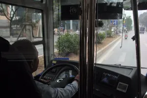 Đường thoáng,ô tô, xe máy vẫn tranh đường xe buýt nhanh