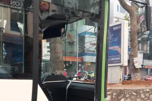Bị taxi tạt đầu, xe buýt nhanh gặp nạn trên đường