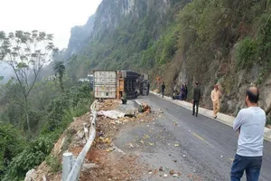 Container lật nghiêng trên quốc lộ, 2 người tử vong