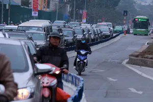 Nơi thông thoáng nơi chật hẹp do dải phân cách cứng BRT