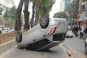 Xế hộp lật ngửa trong làn đường xe buýt nhanh BRT