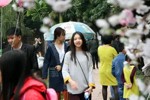 Thiếu nữ Hà Nội du xuân, xin chữ đầu năm