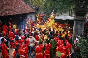 Hàng trăm người chen nhau cướp lộc tại hội Gióng