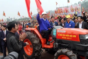 Chùm ảnh: Chủ tịch nước lái máy cày khai lễ Tịch Điền