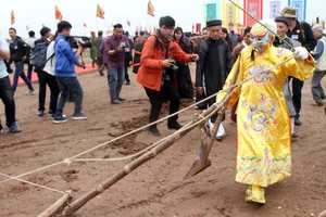 Hình ảnh “Vua” xuống đồng đi cày khai hội Tịch Điền