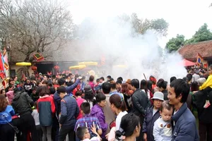 Toát mồ hôi với lễ hội thổi cơm Thị Cấm