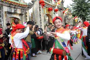 'Con đĩ đánh bồng' sôi động làng Triều Khúc