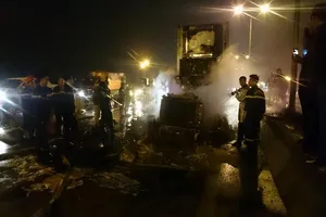 Xe container bốc cháy dữ dội trên cầu Thanh Trì