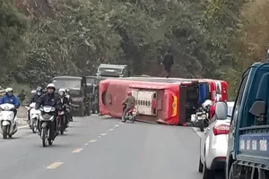 Hú hồn xe khách mất thắng khi đang đổ dốc