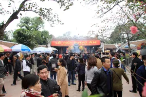 Rừng người tại đền Trần trước giờ khai ấn