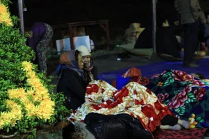 Ủ chăn, thức đêm chờ khai ấn Đền Trần