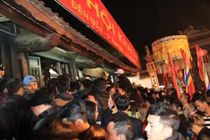 Hàng ngàn người nghẹt thở chờ phát ấn đền Trần 