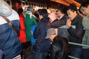 Vừa xếp hàng vừa ngủ gật chờ xin ấn đền Trần trong đêm