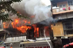 Một cụ bà mắc kẹt trong đám cháy