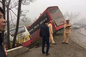  Bị xe buýt lao trúng, nữ chủ xe khách tử vong
