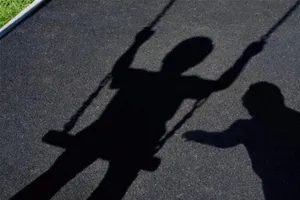 Bé gái 4 tuổi bị xâm hại khi đi xem bóng chuyền cùng mẹ