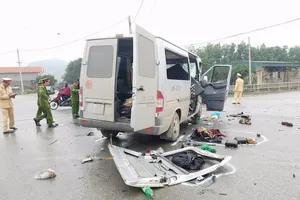 Ô tô đám cưới bị nạn, 14 người thương vong